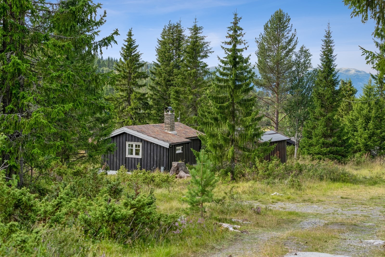 Hytta ligger særdeles fint til i Havnsetervegen 63 på Mysusæter i et rolig område med et landskap preget av etablerte hytter og seterkveer, og med sol fra morgen til kveld. Galleribilde