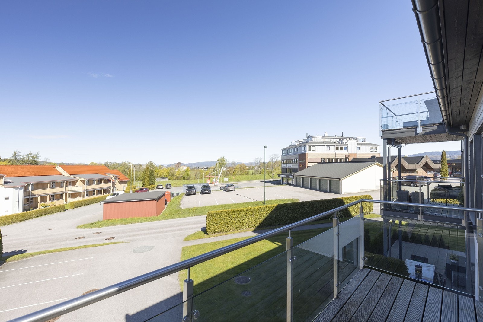 Til høyre ligger Borgeåsen senteret med coop extra, legesenter, frisør og blomsterbutikk bl.a Galleribilde