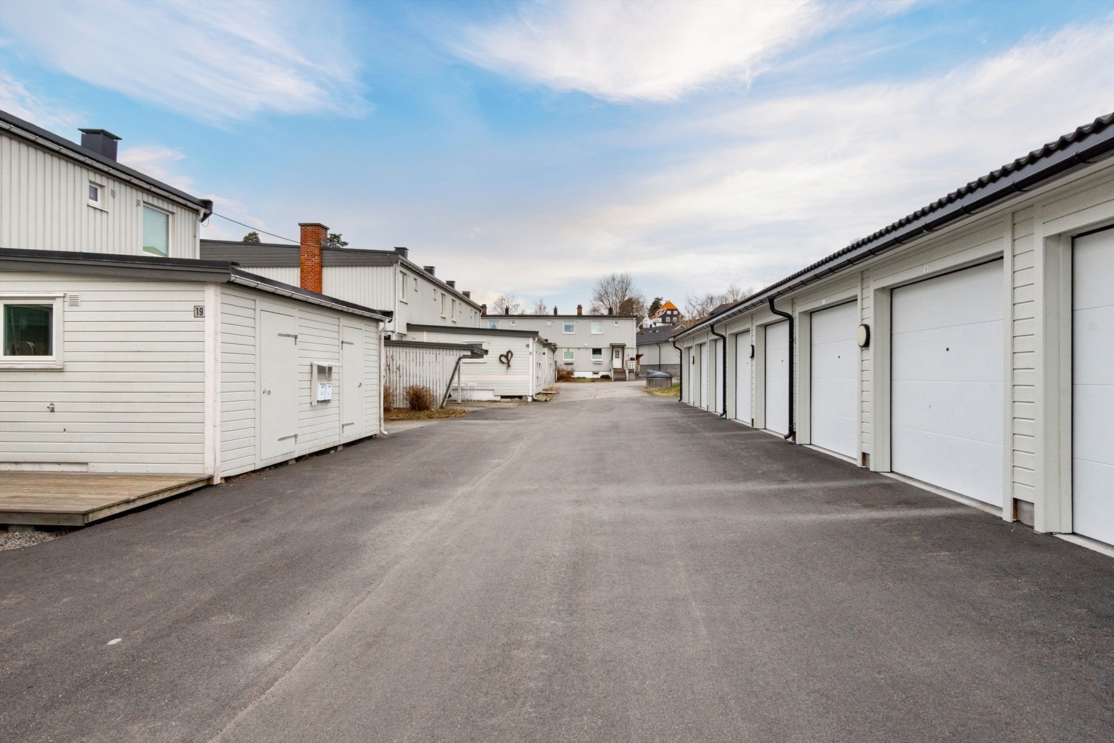 Den nye garasjen har et praktisk loftsrom med plass for oppbevaring - i tillegg er det muligheter for å sette inn elbil-lader. Galleribilde