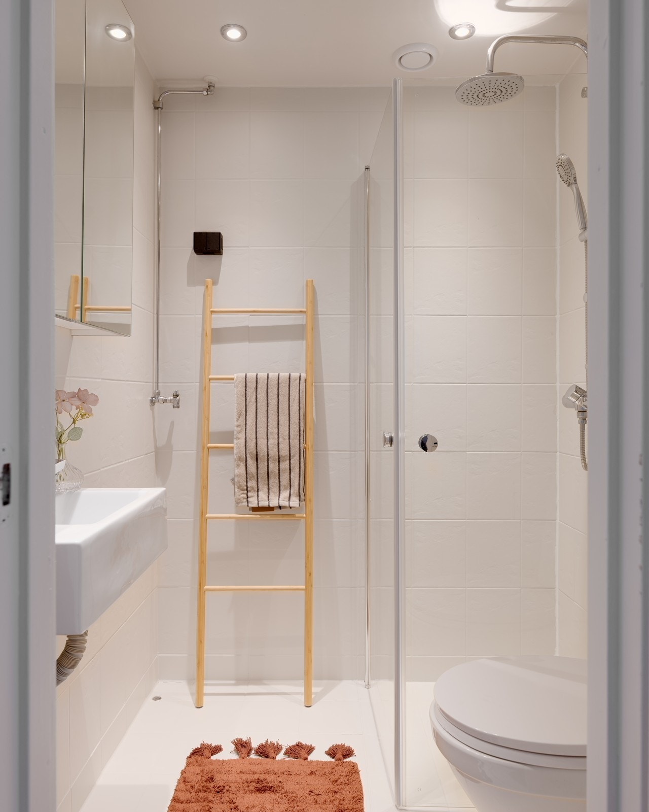 Pent flislagt bad med opplegg til vaskemaskin. Galleribilde