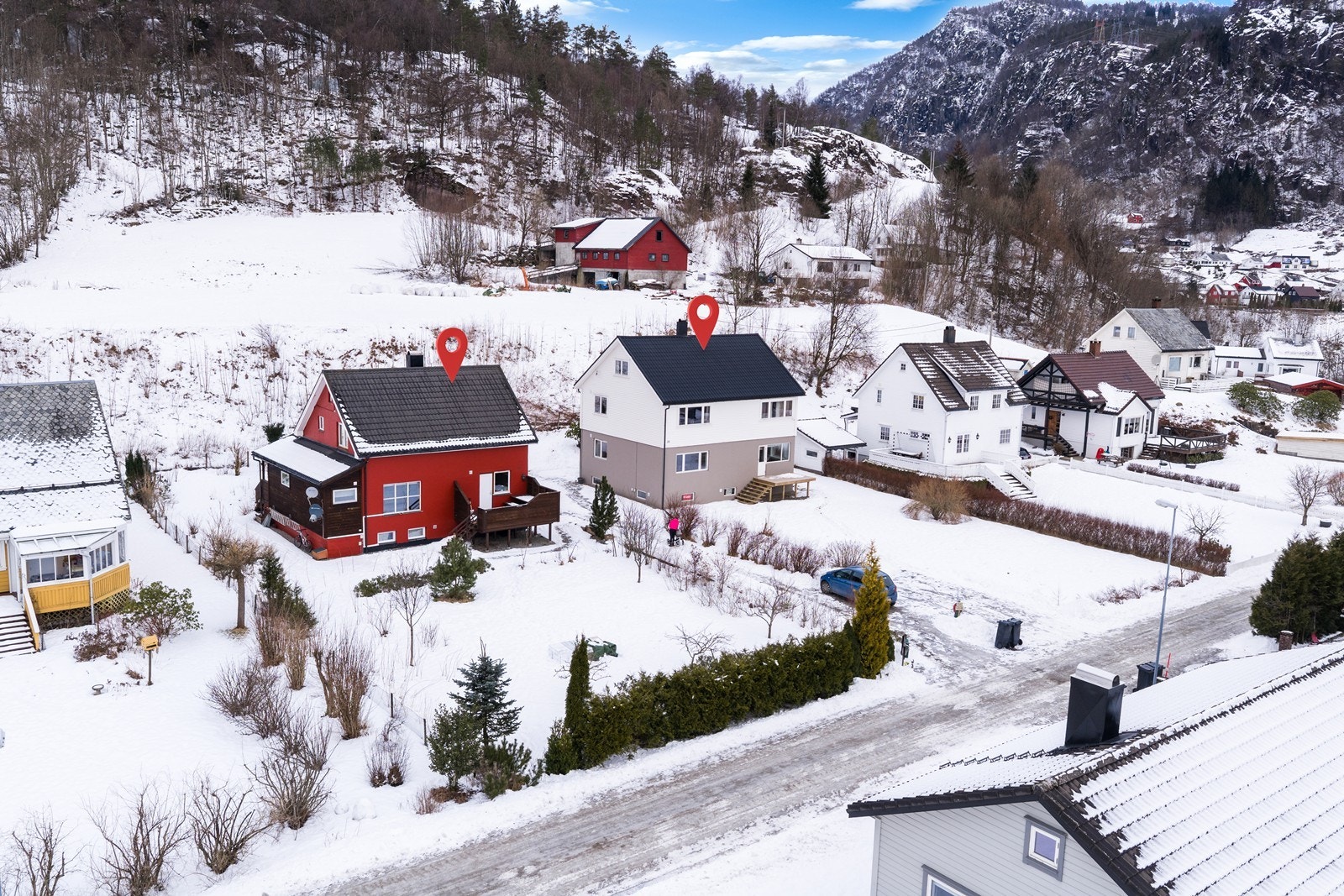 Høllandsvegen 24 er det røde huset. Galleribilde