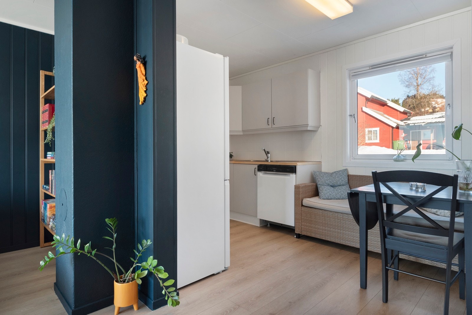 Spiseplass i tilknytning til kjøkken. Galleribilde