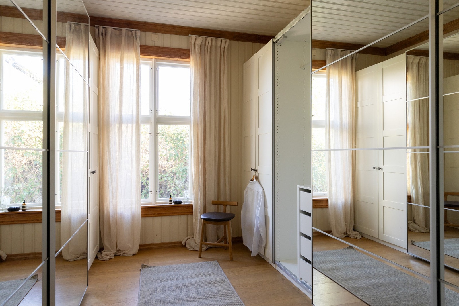 Fra soverommet er det adkomst til et innbydende walk-in closet med praktiske garderobeløsninger og speilfronter, som både gir rikelig med oppbevaringsplass og en elegant romfølelse. Galleribilde