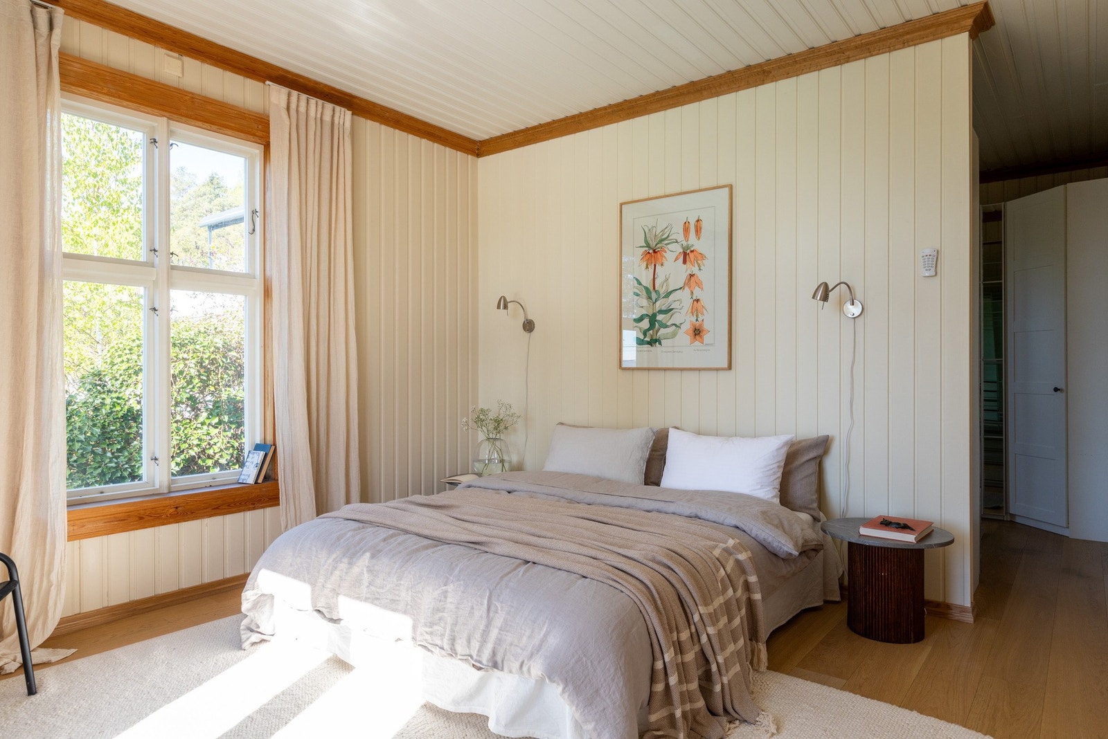Hovedsoverom med store vindusflater som slipper inn godt med dagslys, her får du god plass til stor seng og tilhørende møblement. Galleribilde