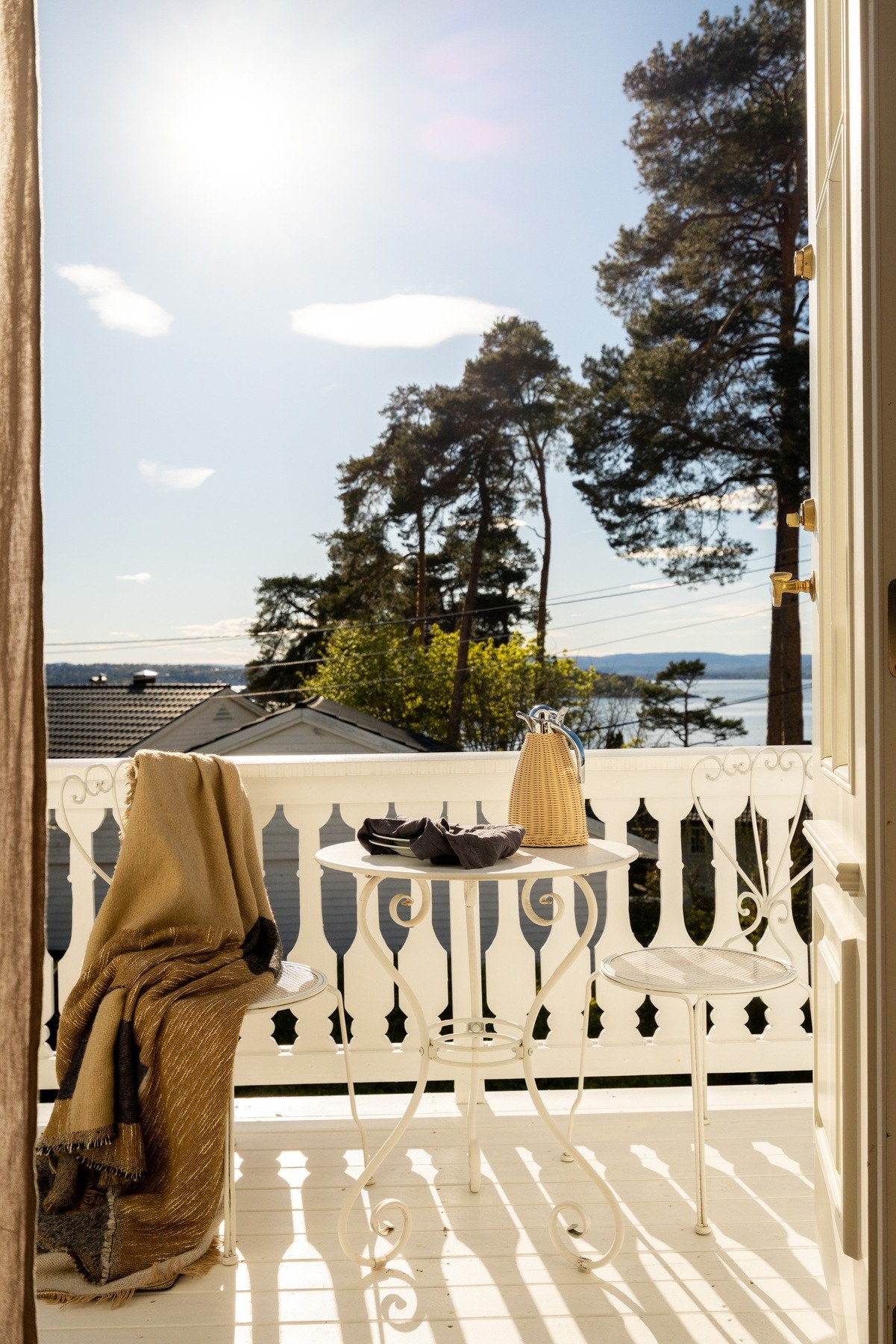 Fra rommet er det utgang til balkong. Galleribilde