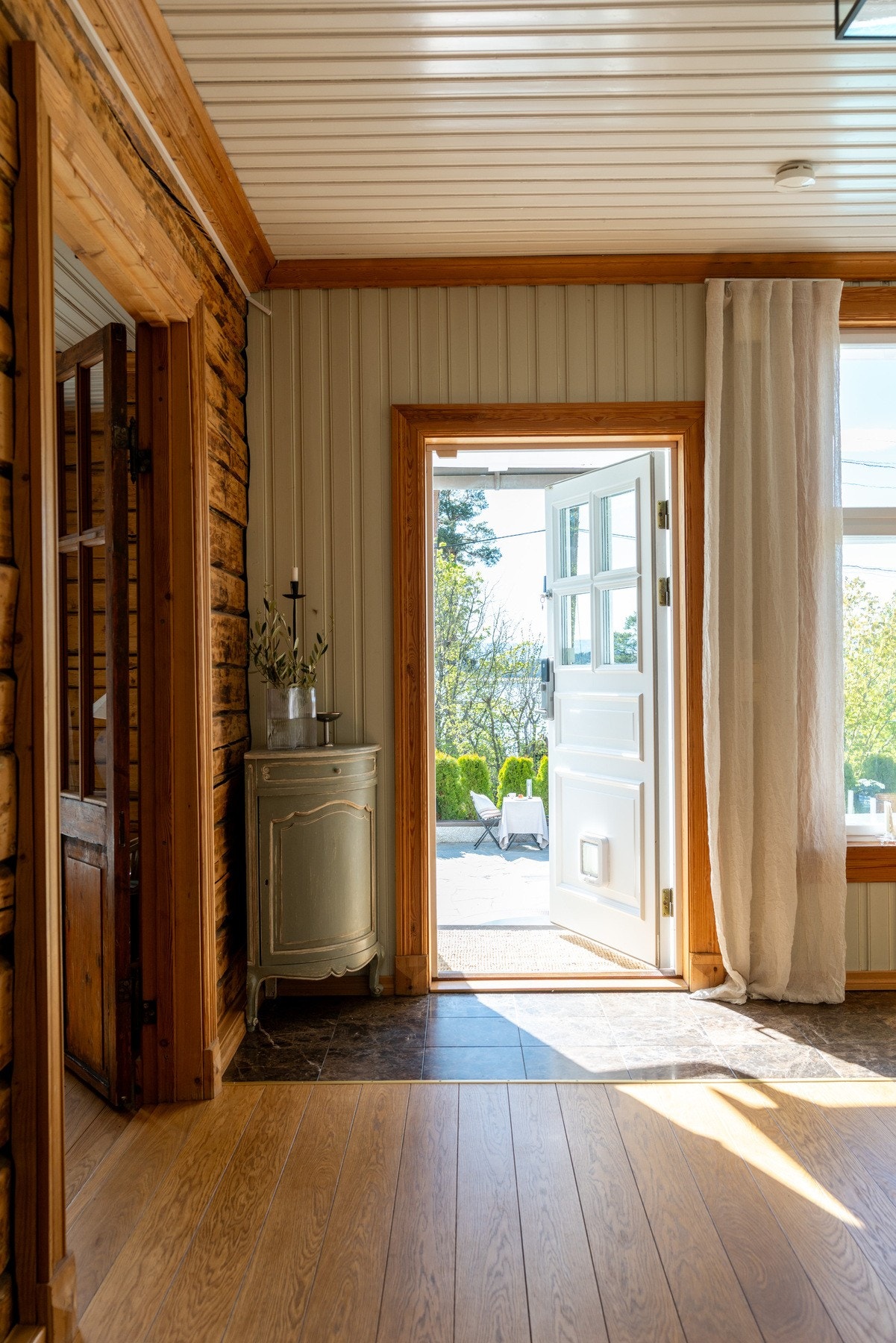 Det er inngangsdører på begge sider, noe som gir fleksibilitet og praktiske adkomstmuligheter både fra hovedinngang og hagesiden. Galleribilde