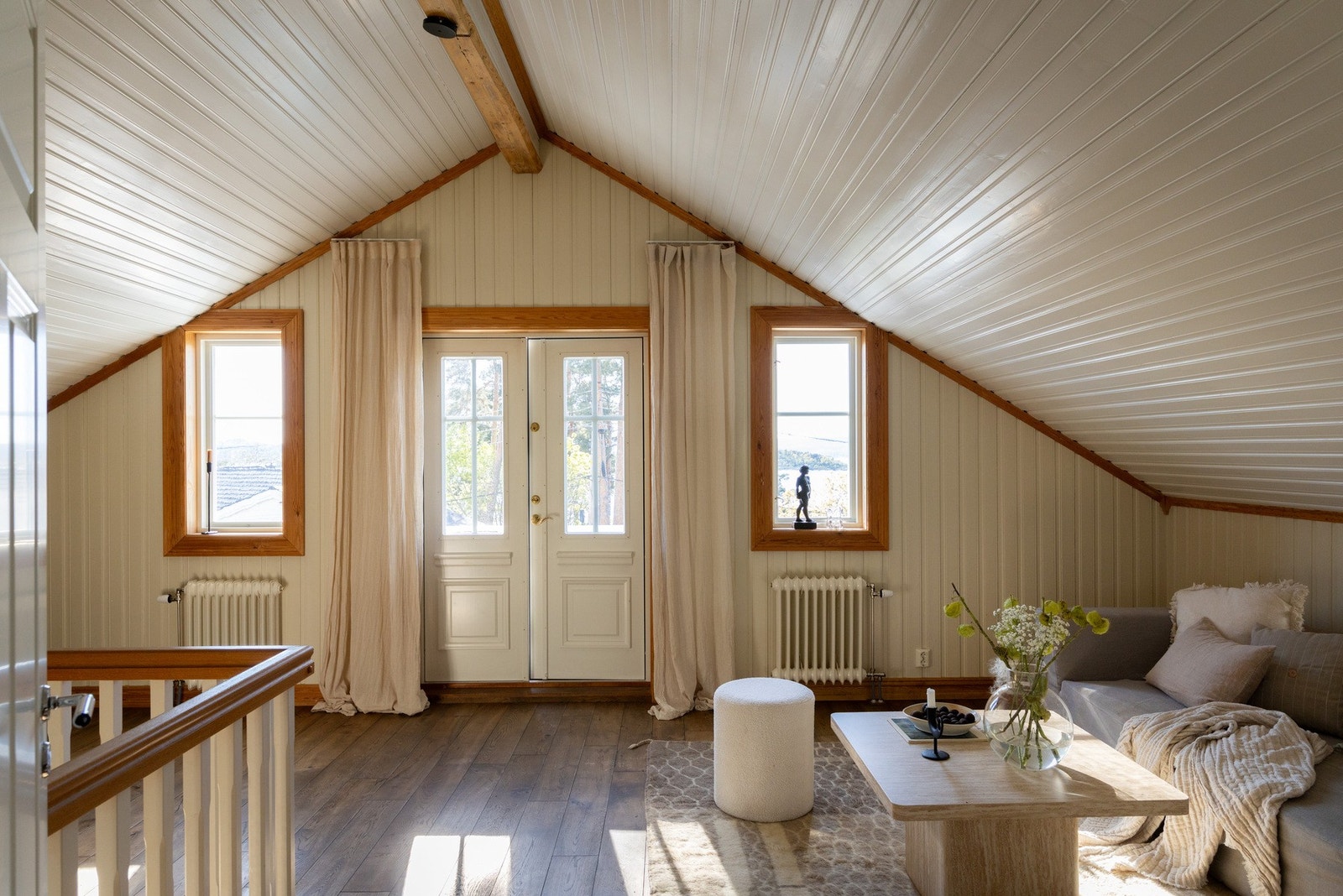 Fra stuen er det utgang til en romslig balkong med flott utsyn over nærområdet og sjøen. Galleribilde