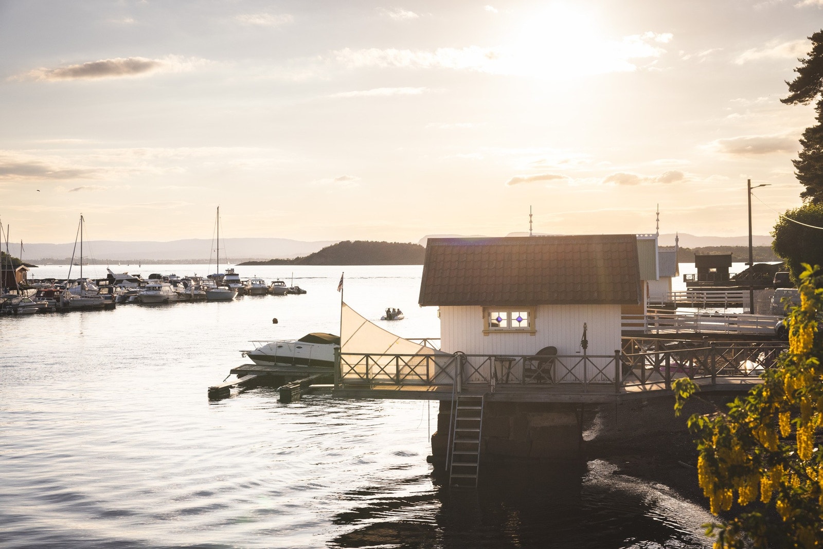 Rundt hele øya er det flere badestrender, båthavner og fine friluftsområder som kan benyttes sommer som vinter, hvor store deler av strandsonen er vernet naturområde. Galleribilde