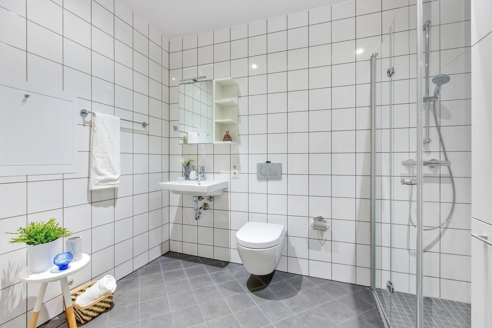 Stort fliselagt bad/WC Galleribilde