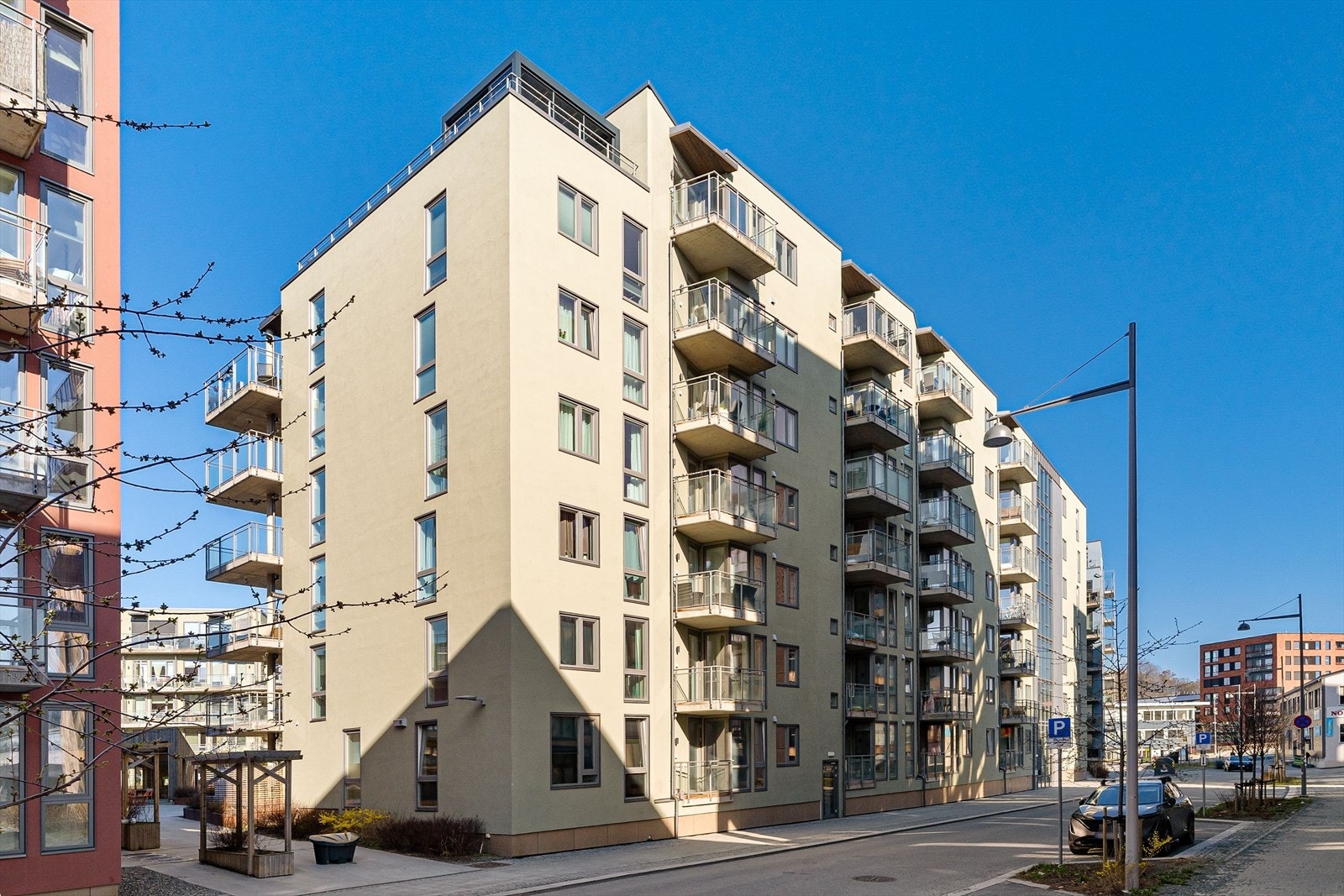 Fra leiligheten er det 2 minutter til busstopp og 6 min til togstasjon. Galleribilde