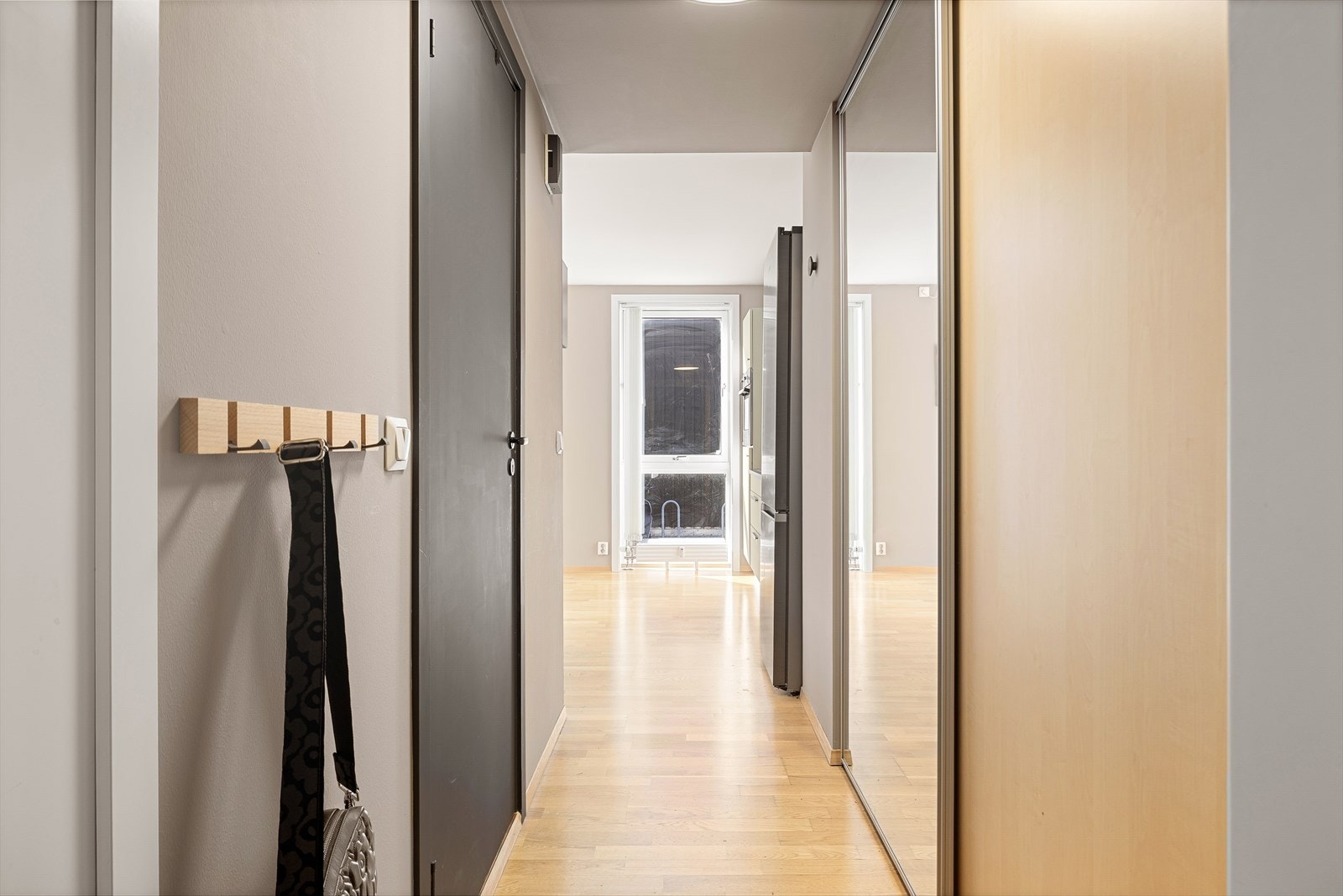 Boligens lyse entré gir et godt førsteinntrykk. En plassbygd skyvedørsgarderobe står for oppbevaring av blant annet yttertøy, og vil følge handelen. Galleribilde
