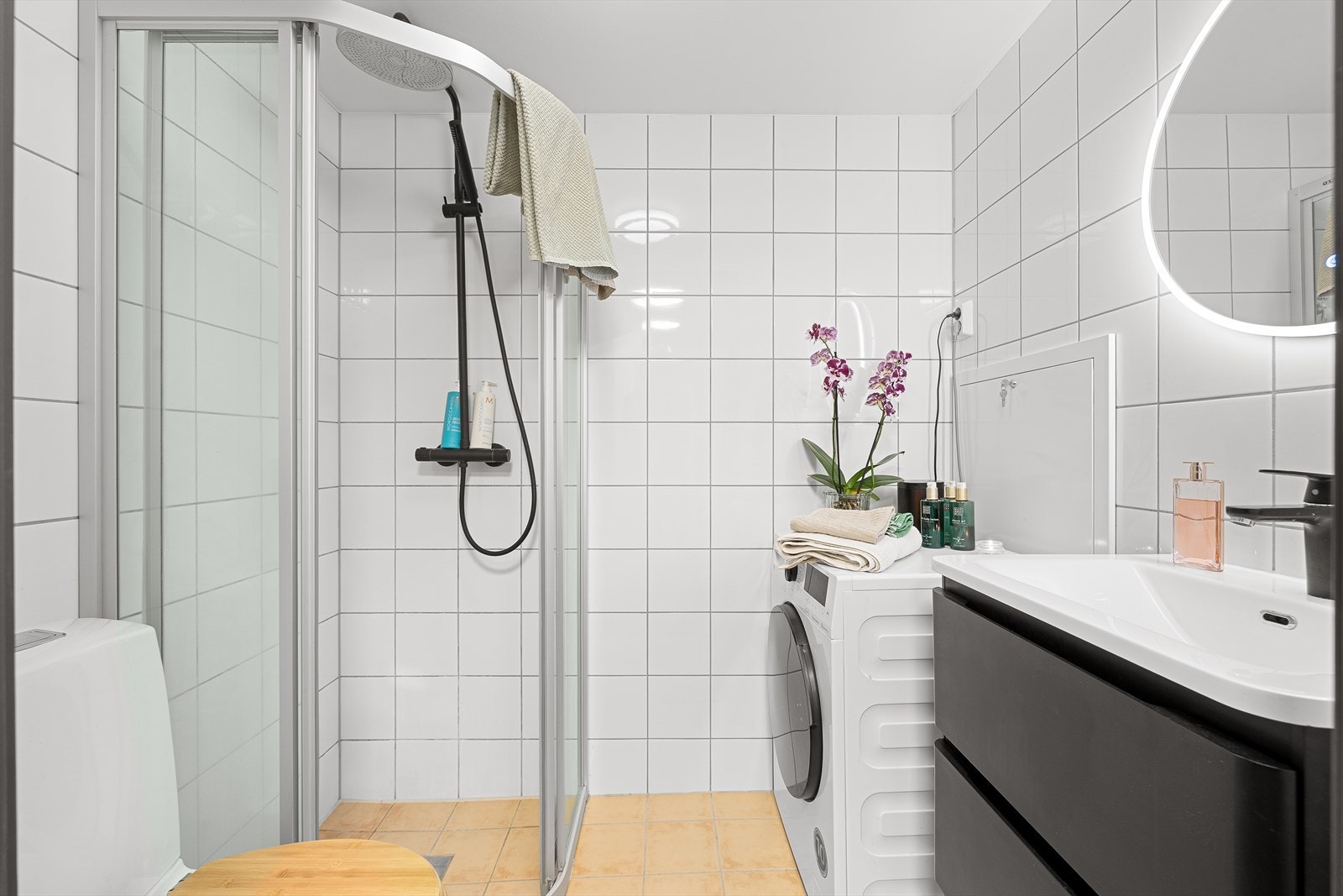 Badet fremstår moderne og gjennomført med flislagte gulv og vegger, malte himlingsplater og elektrisk gulvvarme. Det har blitt oppgradert med regndusj, speil, og ny innredning. Galleribilde