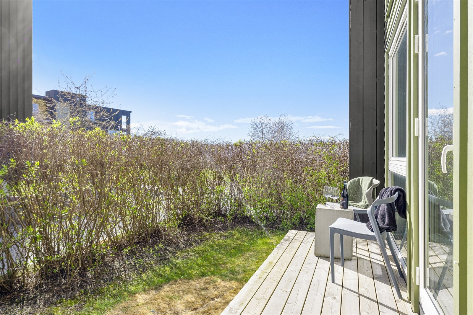 Fra boligens samlingspunkt har man tilgang til en koselig sørvestvendt terrasse med gode solforhold. En hekk omkranser terrassen og skaper et privat bomiljø. Galleribilde