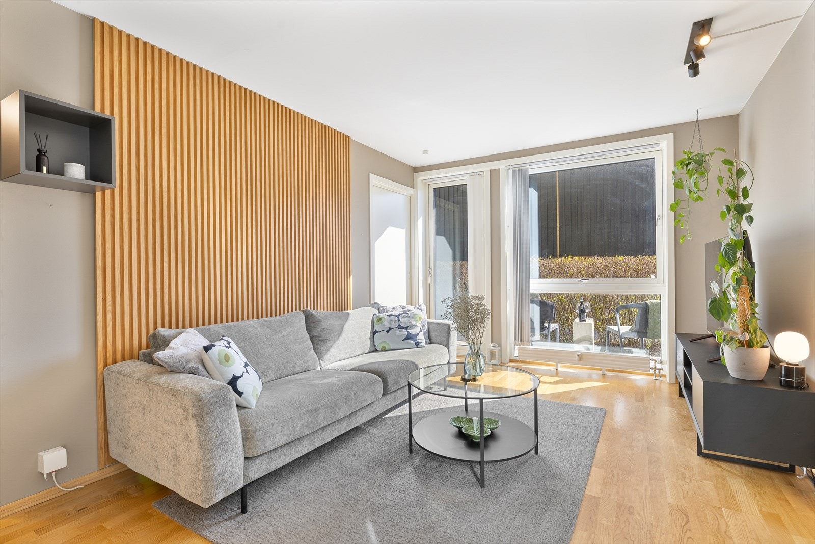Leiligheten fremstår som lys og innbydende, med parkett på gulv og slette vegger som er oppmalt i lune, beige fargetoner. Spileveggen som pryder stua er etablert i nyere tid. Galleribilde