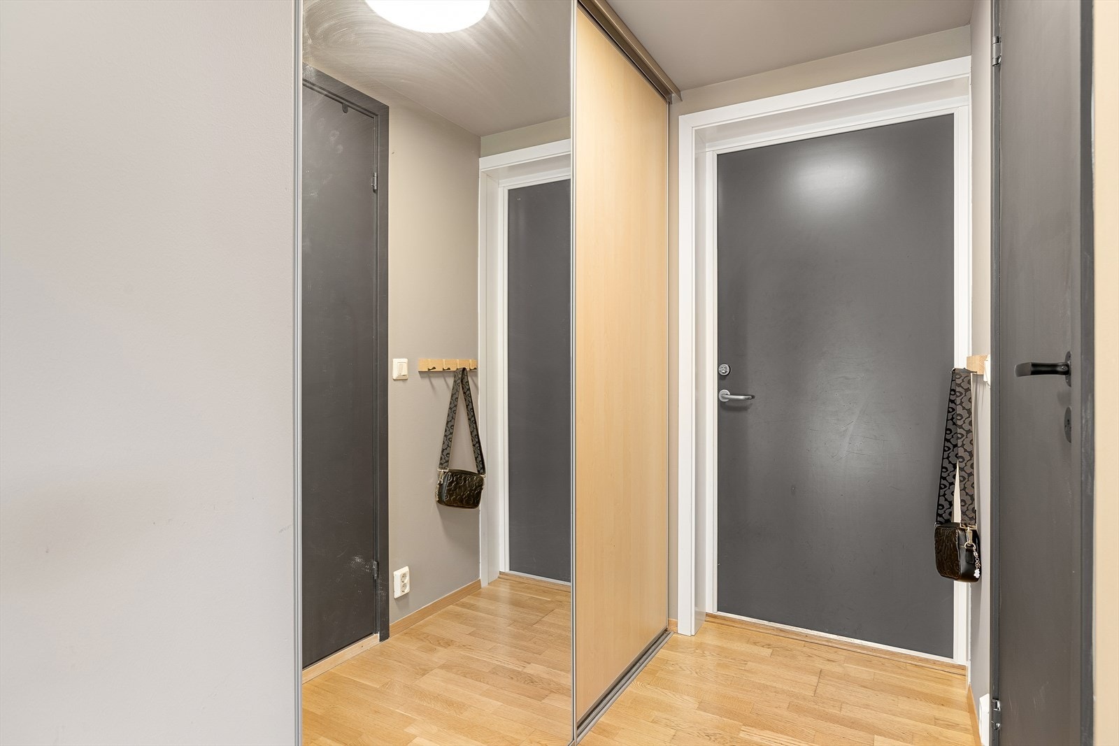 For ekstra lagring disponerer leiligheten en sportsbod like utenfor inngangen, samt en bod i kjeller. Galleribilde