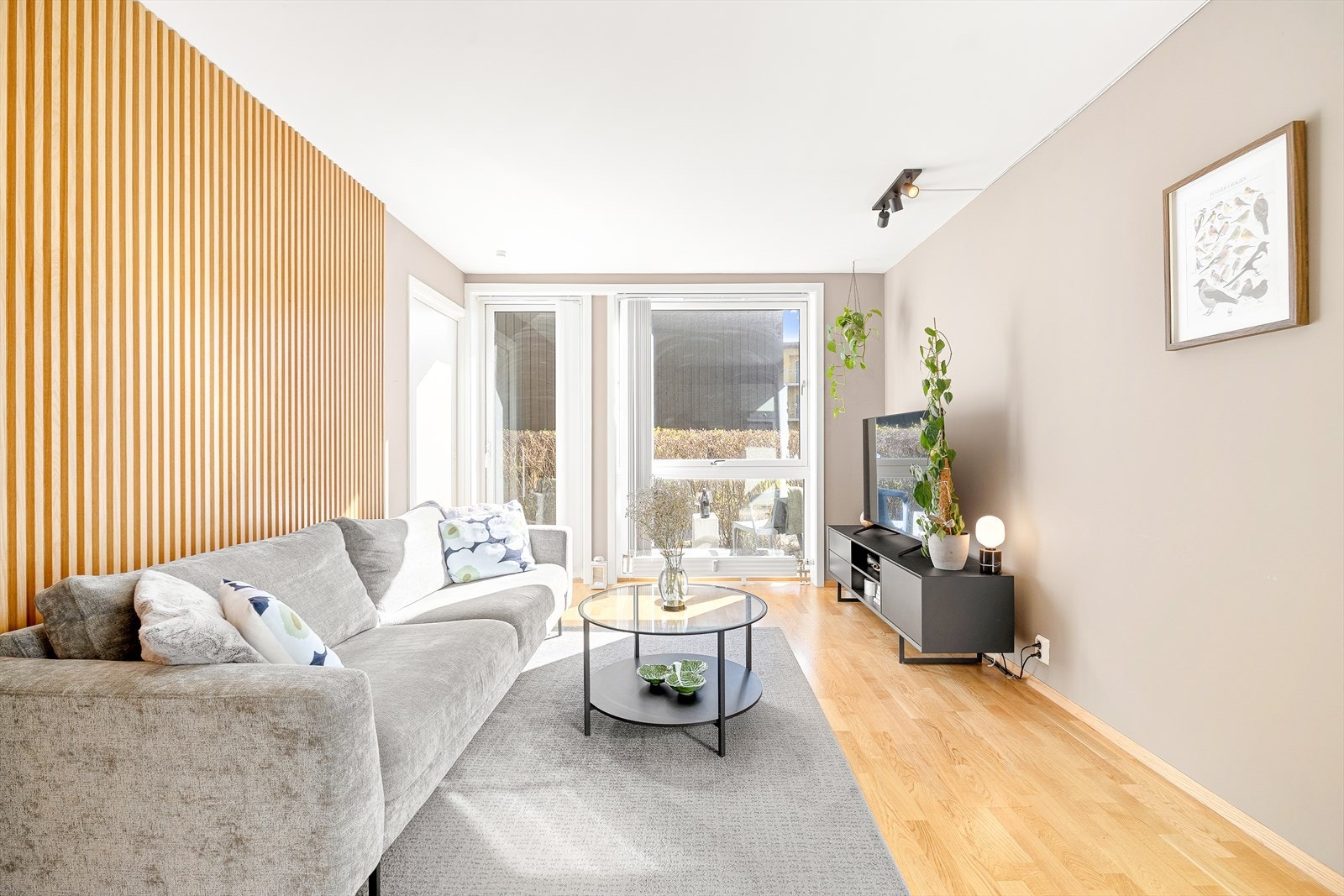 Leiligheten har en praktisk planløsning, moderne standard, god takhøyde, og lyse fargetoner som kan sees i alle rom. De nøytrale fargevalgene er gjennomgående i hele leiligheten og gjør det enkelt å sette sitt eget preg på interiøret. Galleribilde