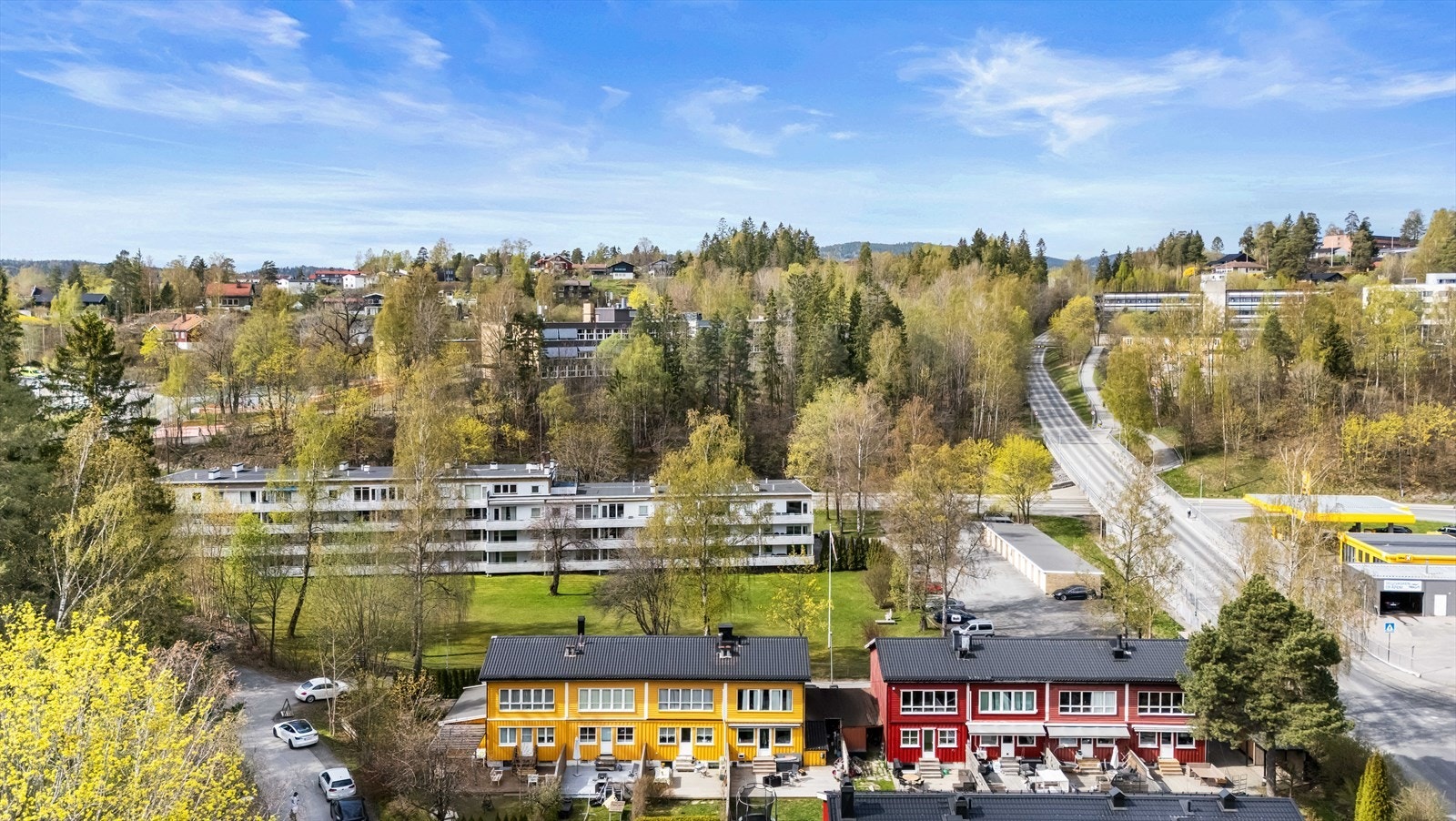 Nærområdet byr også på gode fritidsmuligheter både sommer og vinter, med kort vei til grøntområder, idrettsanlegg og aktivitetsarenaer. Galleribilde