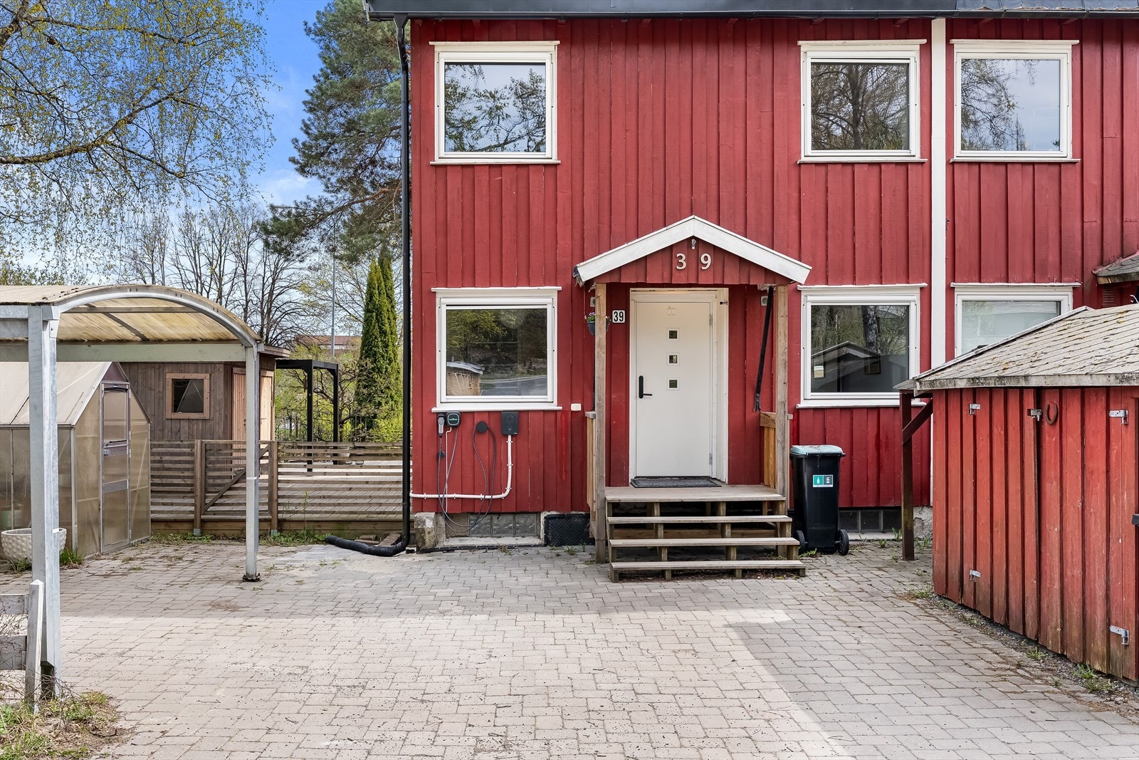 En av fordelene med å bo i enden av rekken er at man får større hage og mer privatliv. Galleribilde