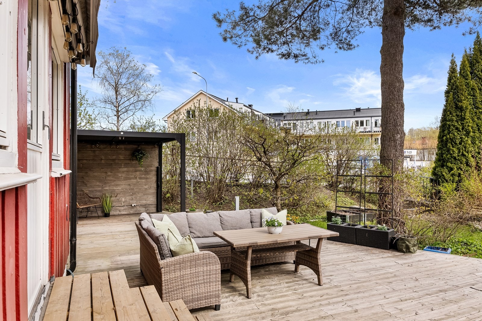 En herlig uteplass med sol og plass til både lek og hygge. Galleribilde
