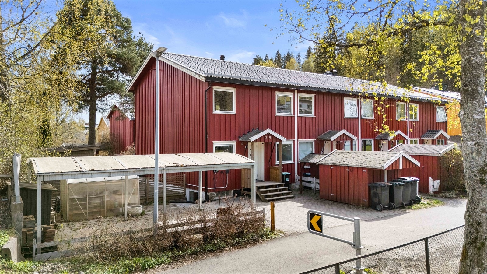 Utebod på terrassen, bod ved innkjørsel, drivhus og carport er oppført uten byggemelding og mangler godkjenning fra kommunen. Galleribilde