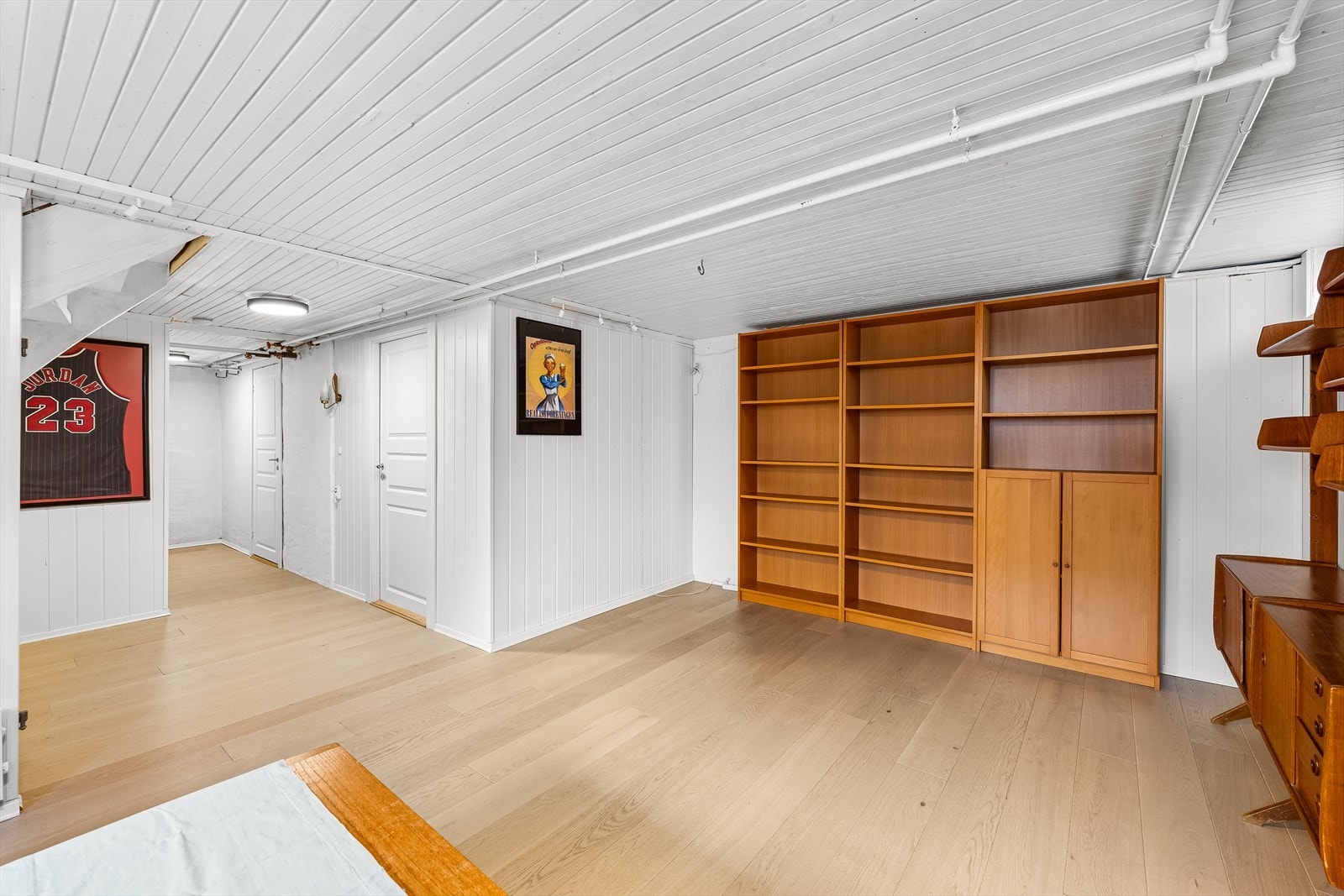 Kjellerstue og bad i u.etg er trolig kun bodareal fra opprinnelsen og er ikke godkjent til oppholdsrom. Galleribilde
