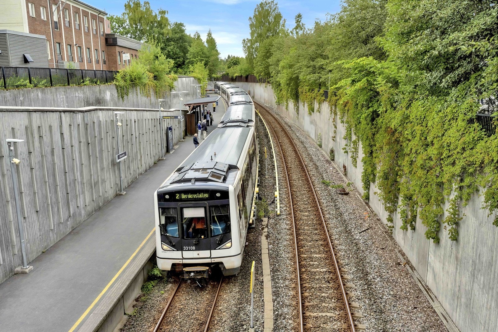 T-bane på Østerås bare 5 minutters gange fra boligen. Galleribilde