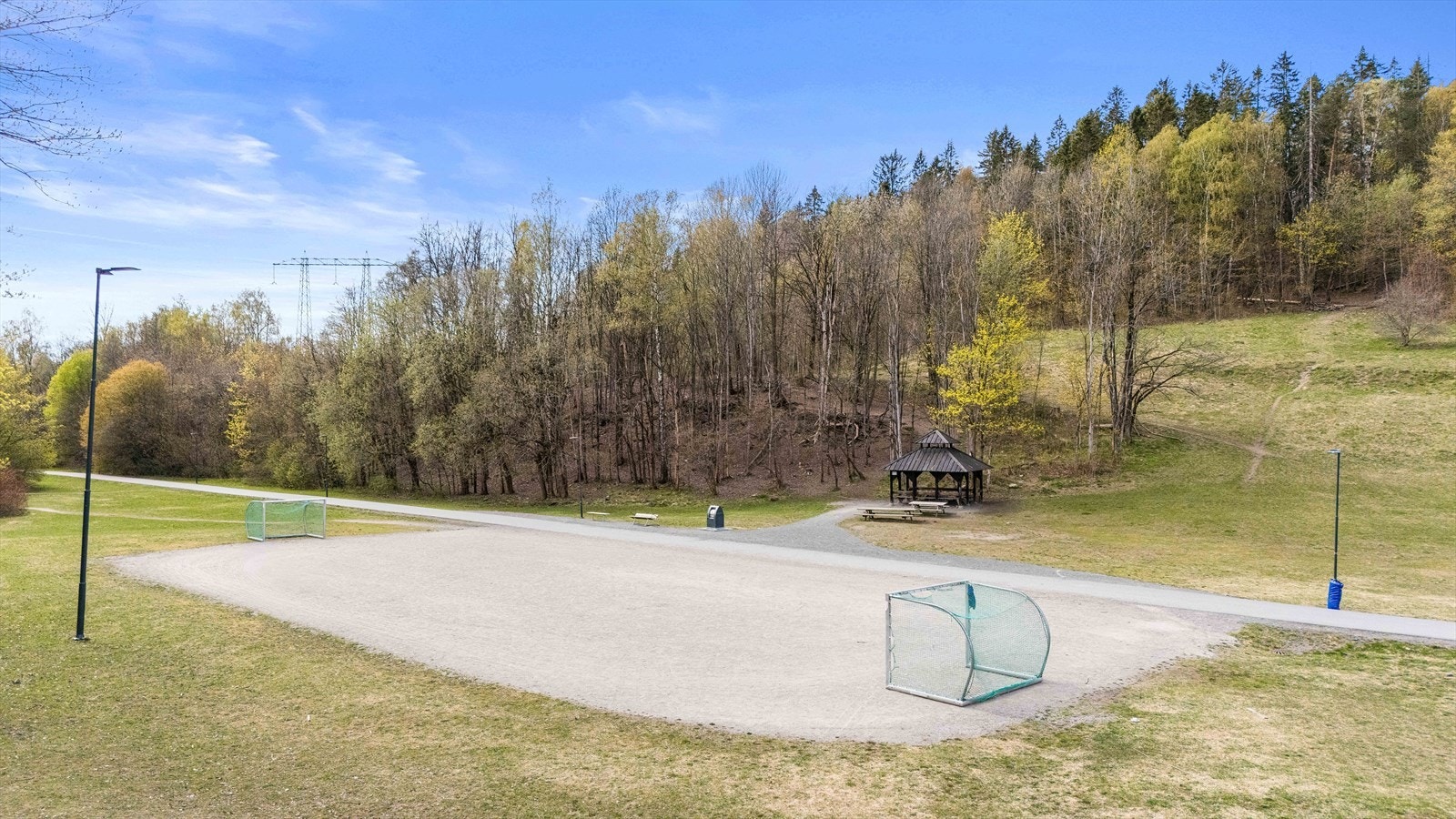 Umiddelbart i nærheten finner du Hagabråten friområde, et populært rekreasjonsområde med flotte turstier, akebakke om vinteren, skøytebane og fotballbane. Galleribilde