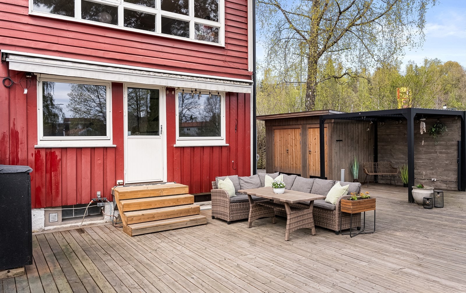 Fra kjøkkenet har du direkte utgang til en solrik terrasseplatting på ca. 85 kvm og hage.
Fotograf: Håvard Daee Rognli. Galleribilde