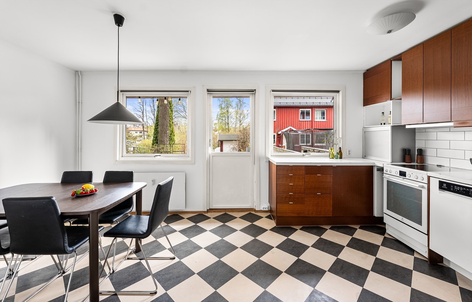 Kjøkken med god plass til spisebord og hyggelige måltider. Galleribilde