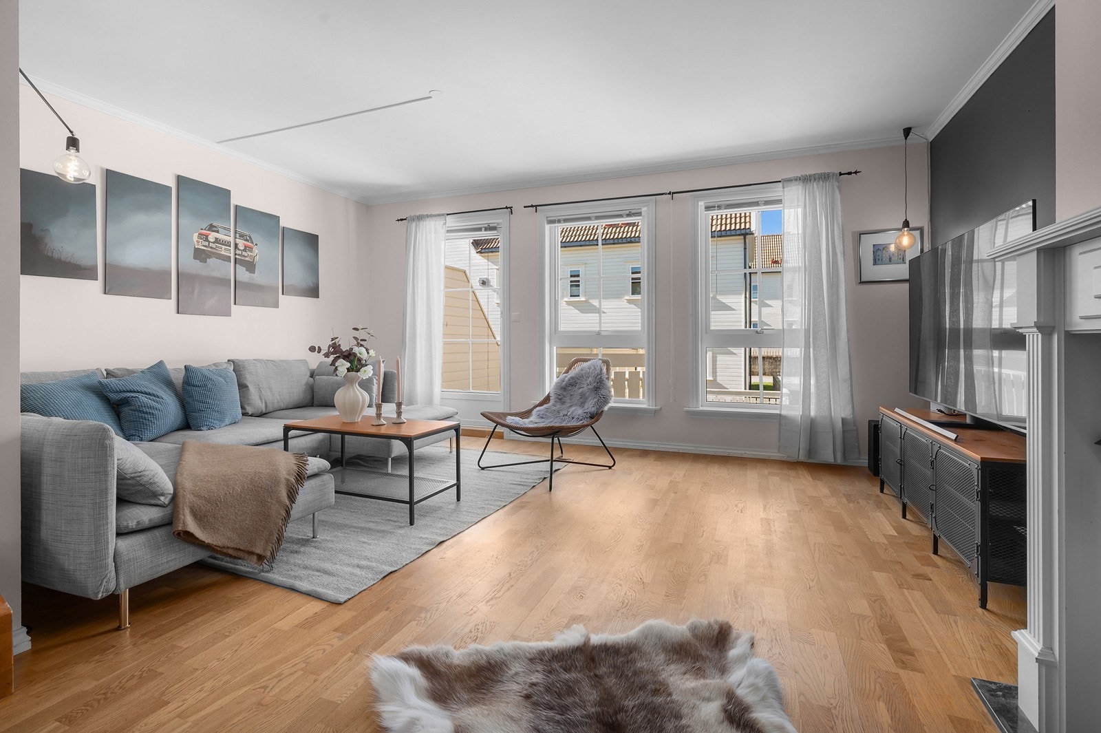 Stuen har god plass til sittegruppe med gode vindusflater for naturlig sollys Galleribilde