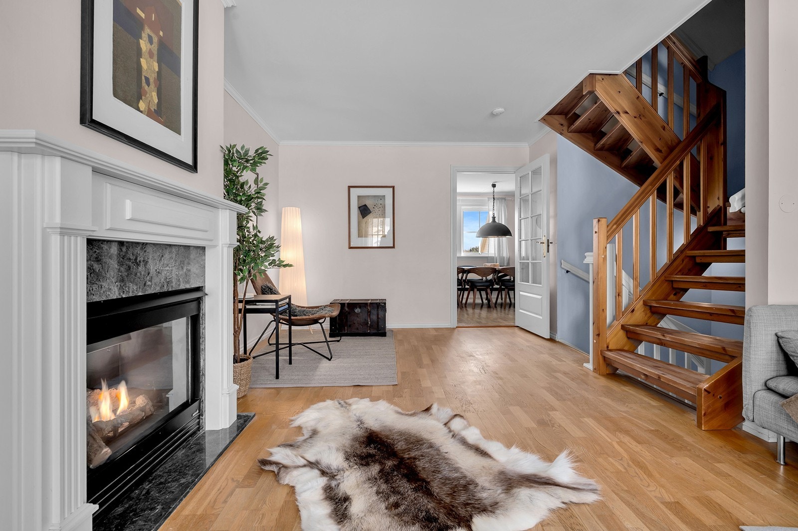 Elegant gasspeis og koselig krok med plass til mindre sittegruppe Galleribilde