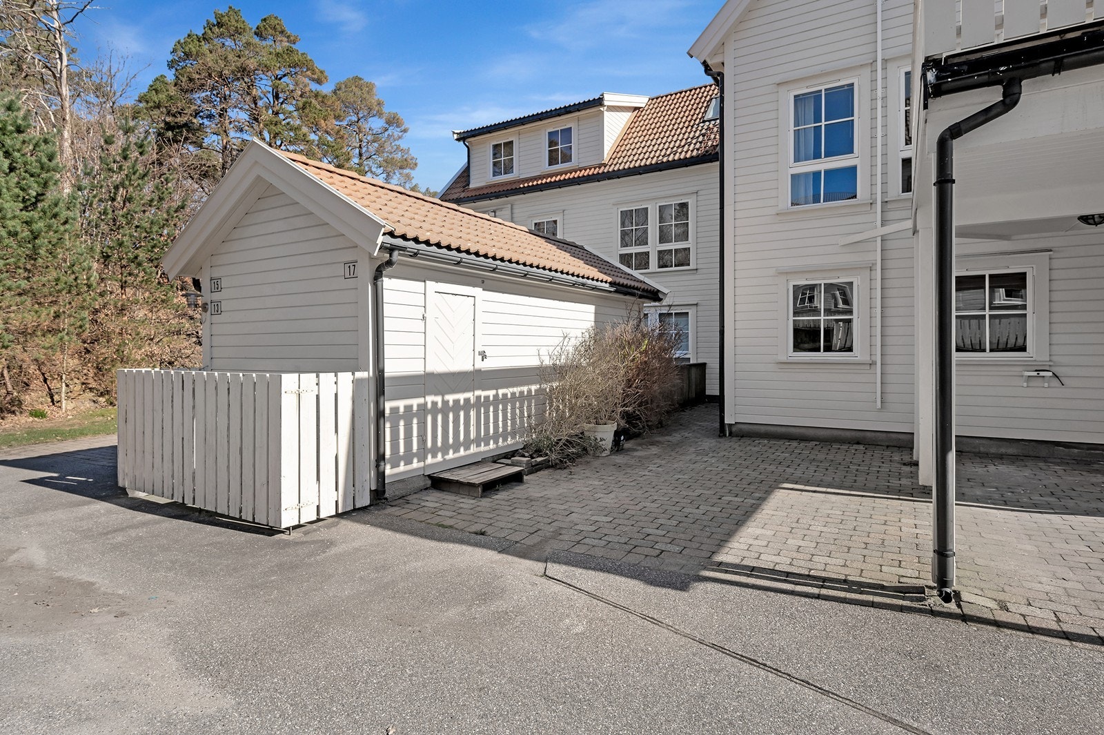 Tomten er pent opparbeidet med belegningsstein Galleribilde