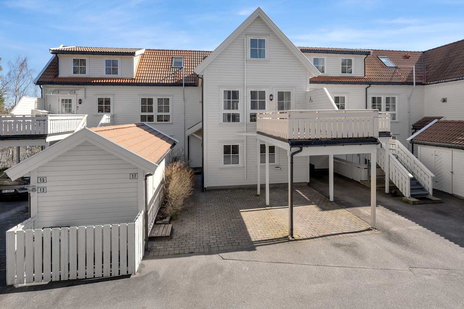 Carport og biloppstillingsplass på tomten Galleribilde