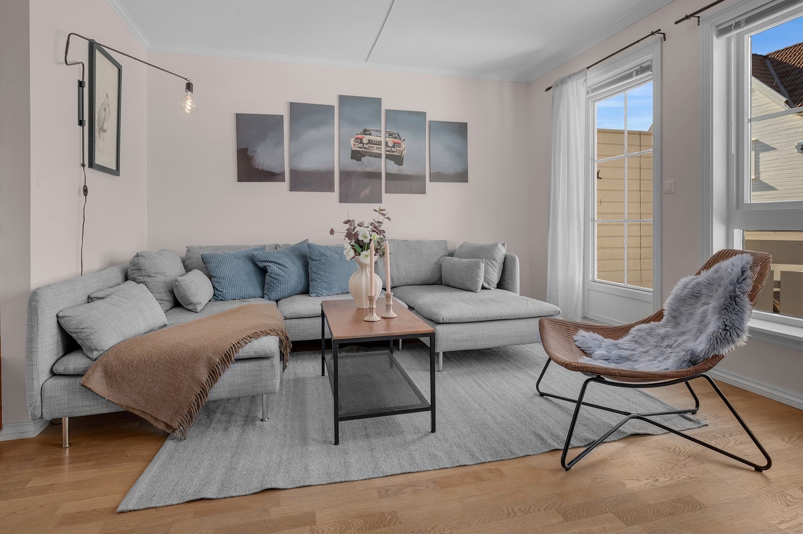 Fra stuen er det glassdør rett ut den solrike verandaen Galleribilde
