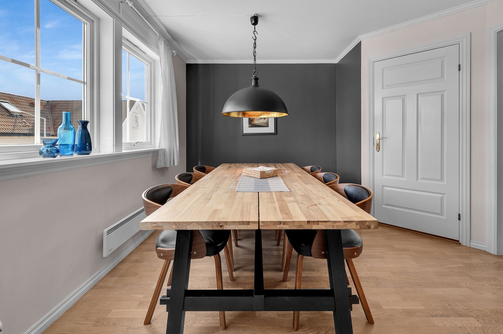 På kjøkkenet er det god plass til stort spisebord Galleribilde
