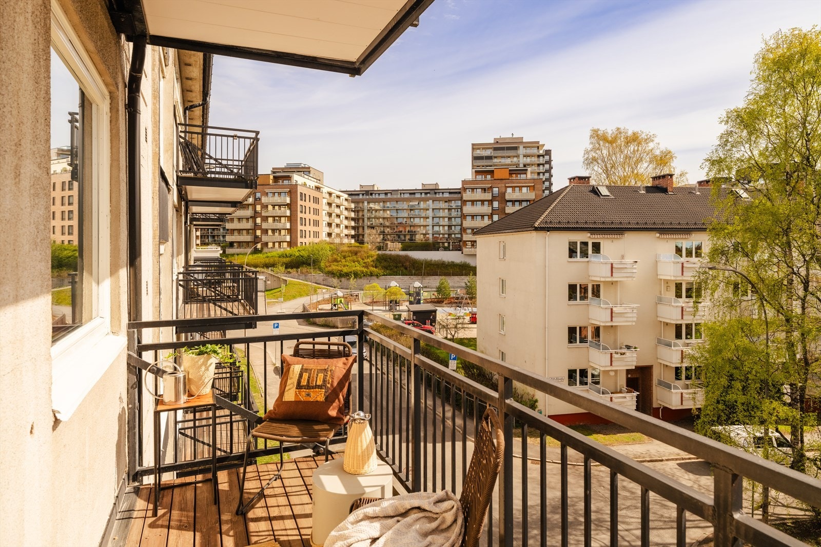 Flott balkong på ca. 5m² med plass til utemøbler, planter og grill. Galleribilde