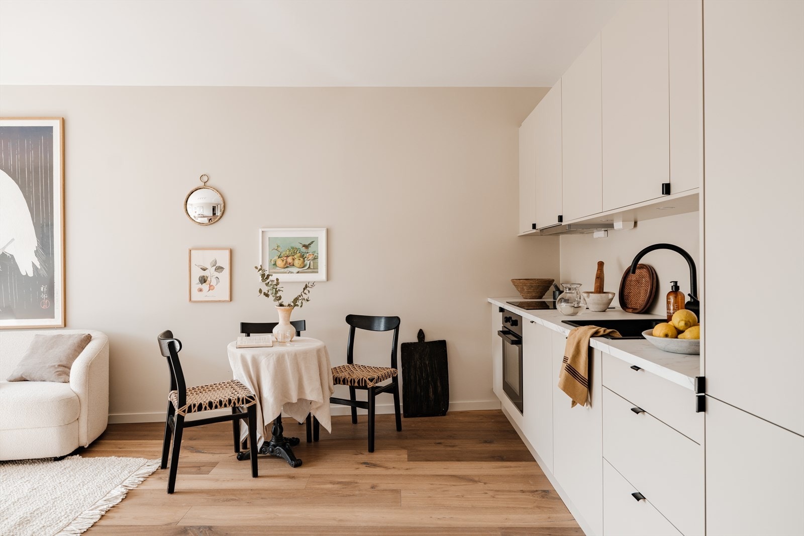 Den åpne løsningen mellom stuen og kjøkkenet skaper et trivelig og sosialt oppholdsrom. Det er god plass for å sette inn et større spisebord så du kan invitere familie og venner på middag. Galleribilde