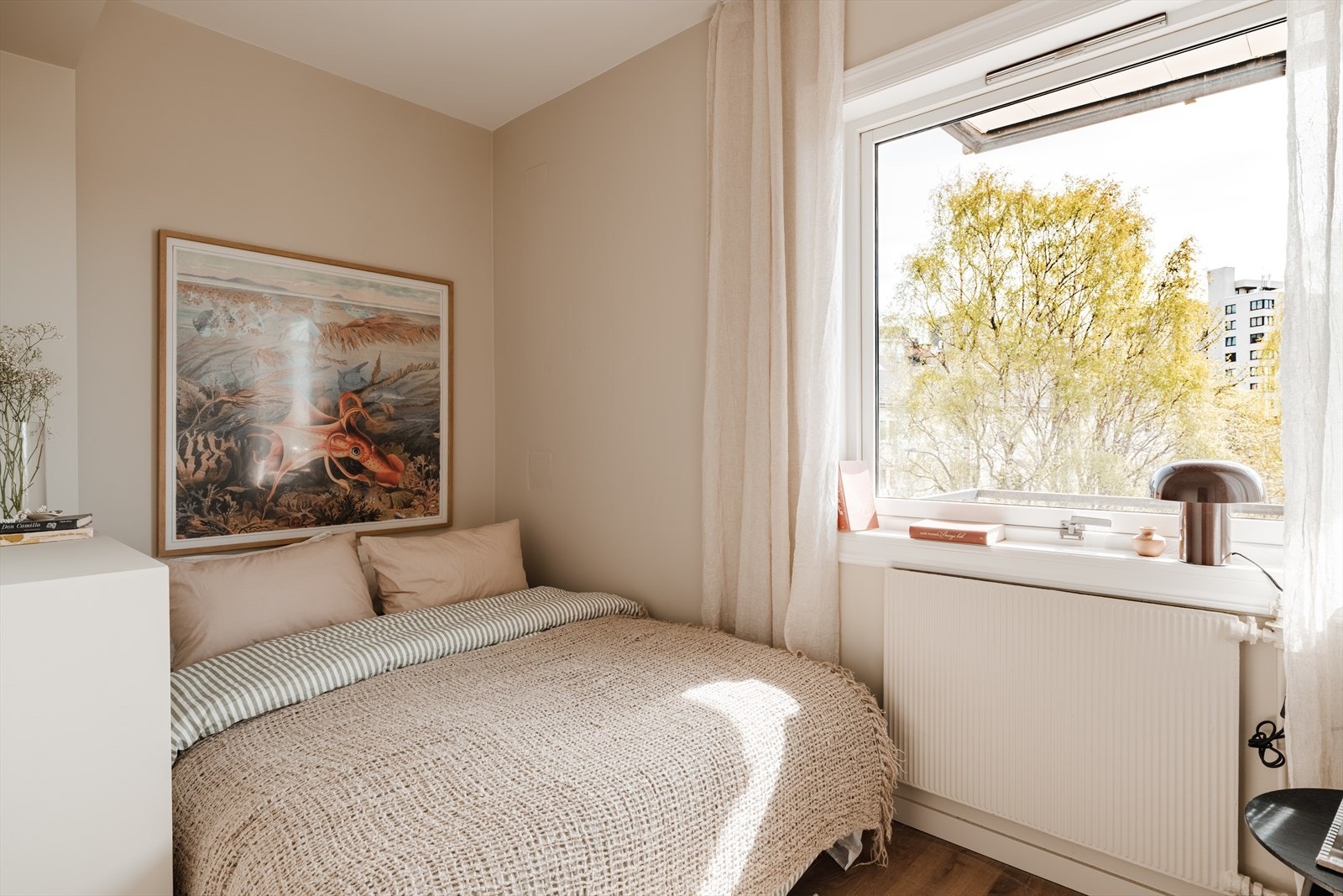 Innbydende soverom med god plass til dobbeltseng og øvrig møblement. Galleribilde