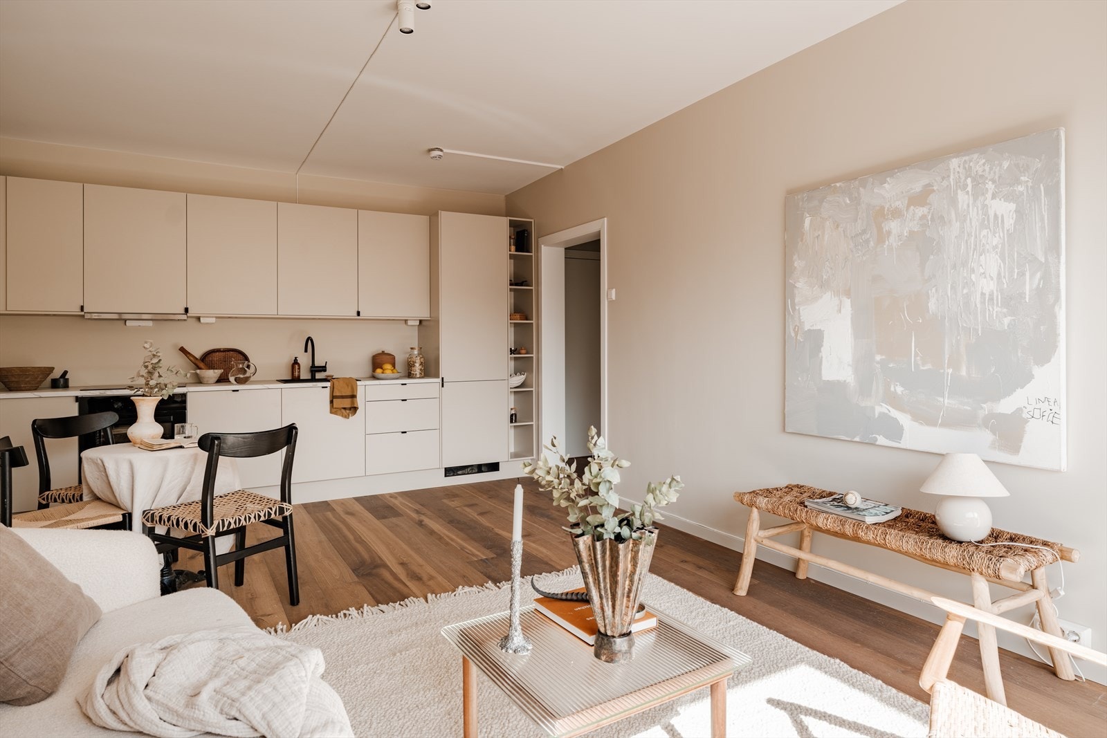 Det er god plass til sofa, spisebord og øvrig møblement. Galleribilde
