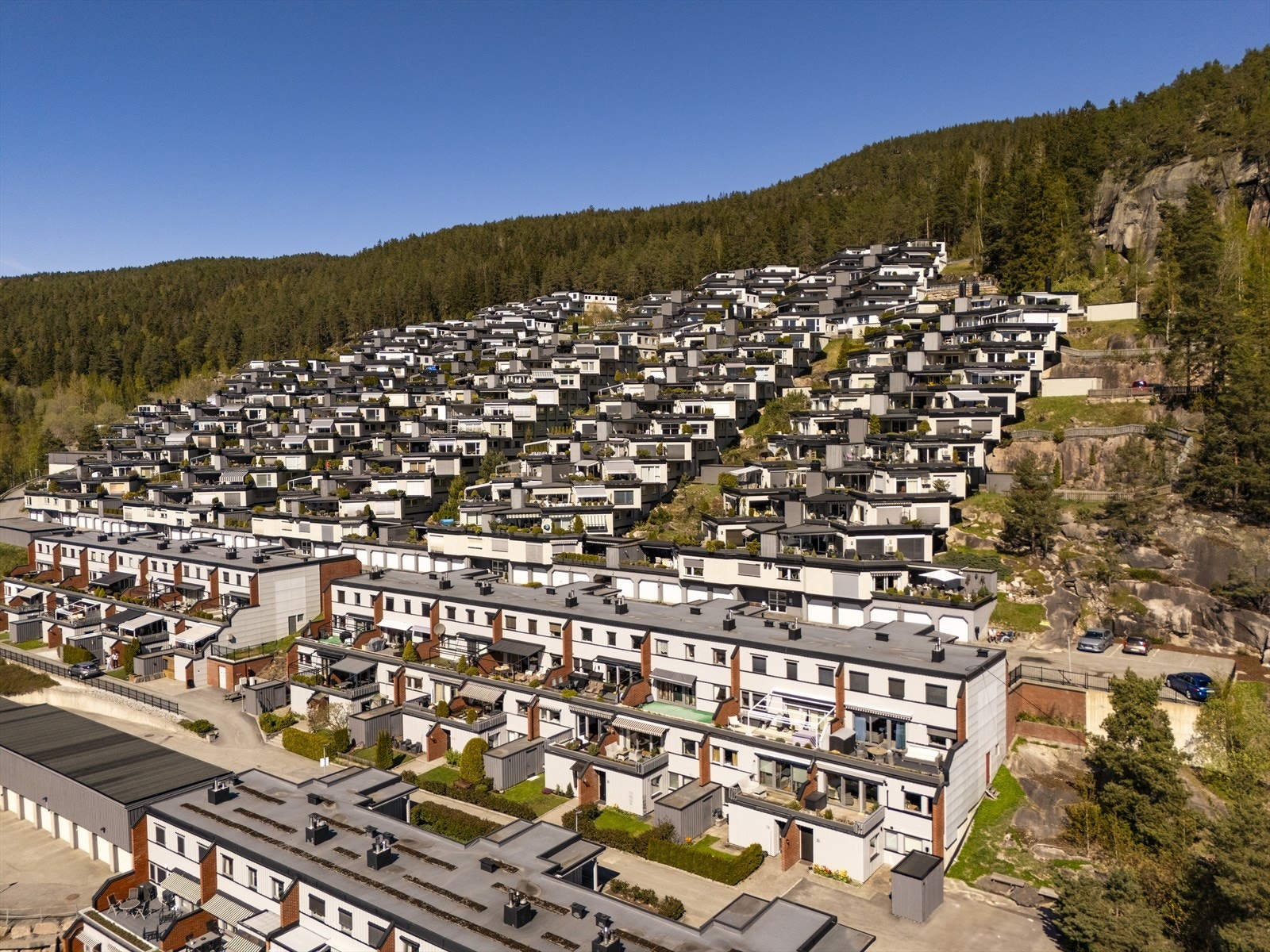 I bakkant av boligen er det et populært klatreområde med boltede ruter. Galleribilde