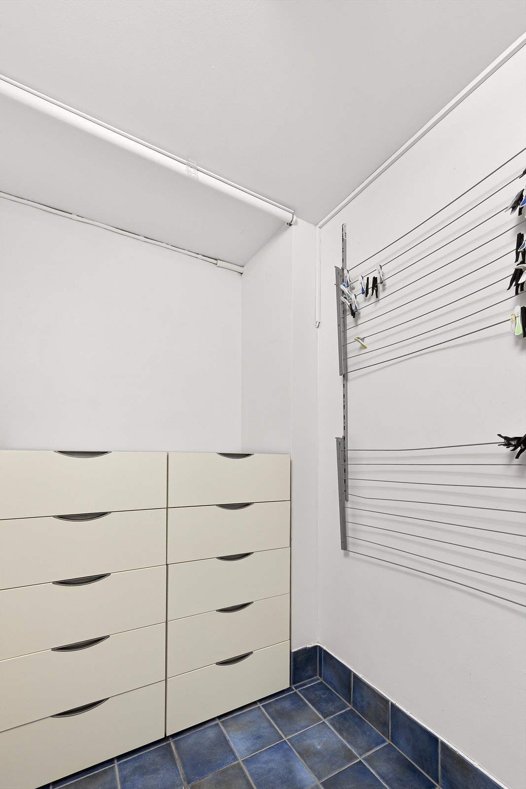 Innvendig bod/vaskerom på 5 m² gir ekstra lagringsplass. Galleribilde