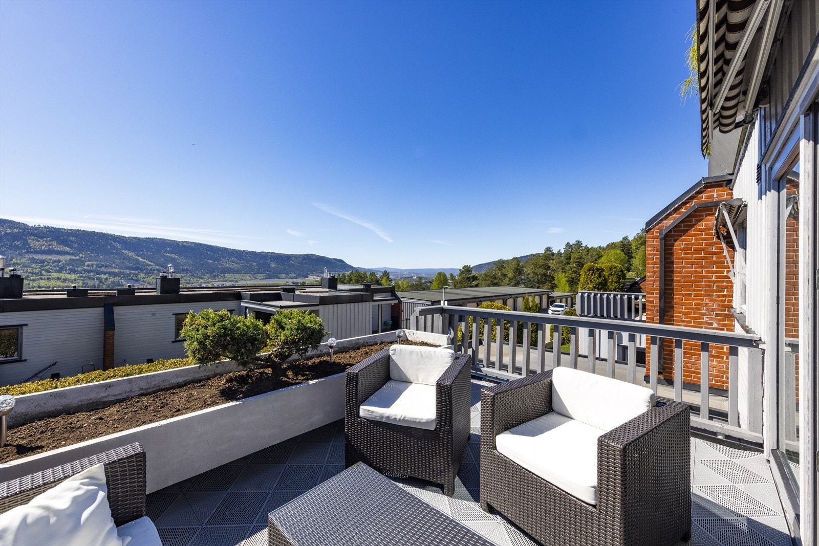 Fra stuen er det utgang til en terrasse på 10 m². Her bor du i et rolig og barnevennlig område med kort vei til marka og Skimore Drammen. Galleribilde