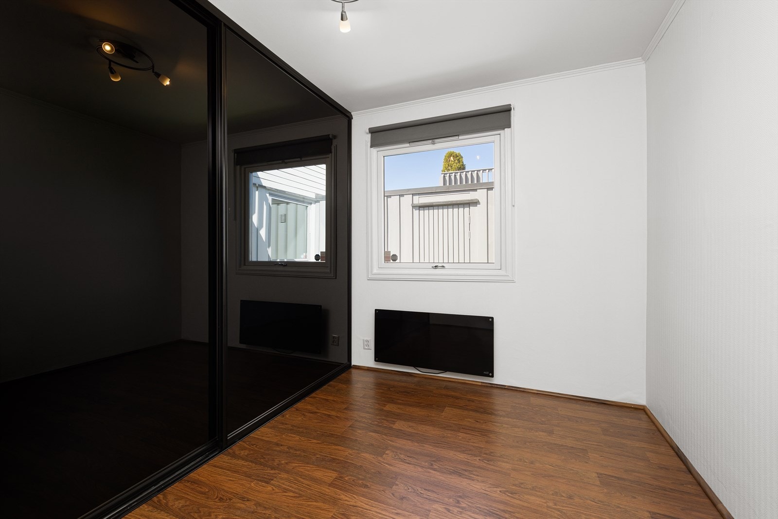 Soverom 2 har en praktisk innebygget skyvedørsgarderobe. Galleribilde