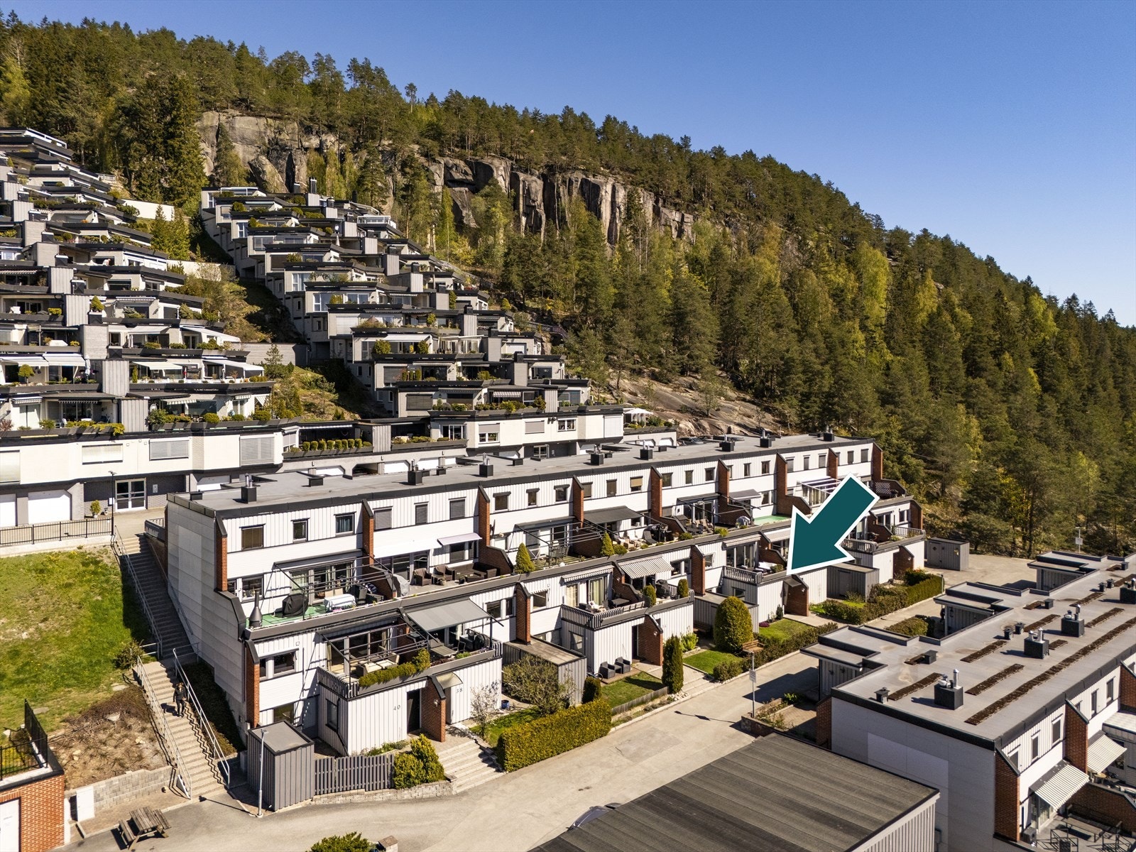 Beliggenheten byr på nærhet til både marka og byens fasiliteter. Galleribilde