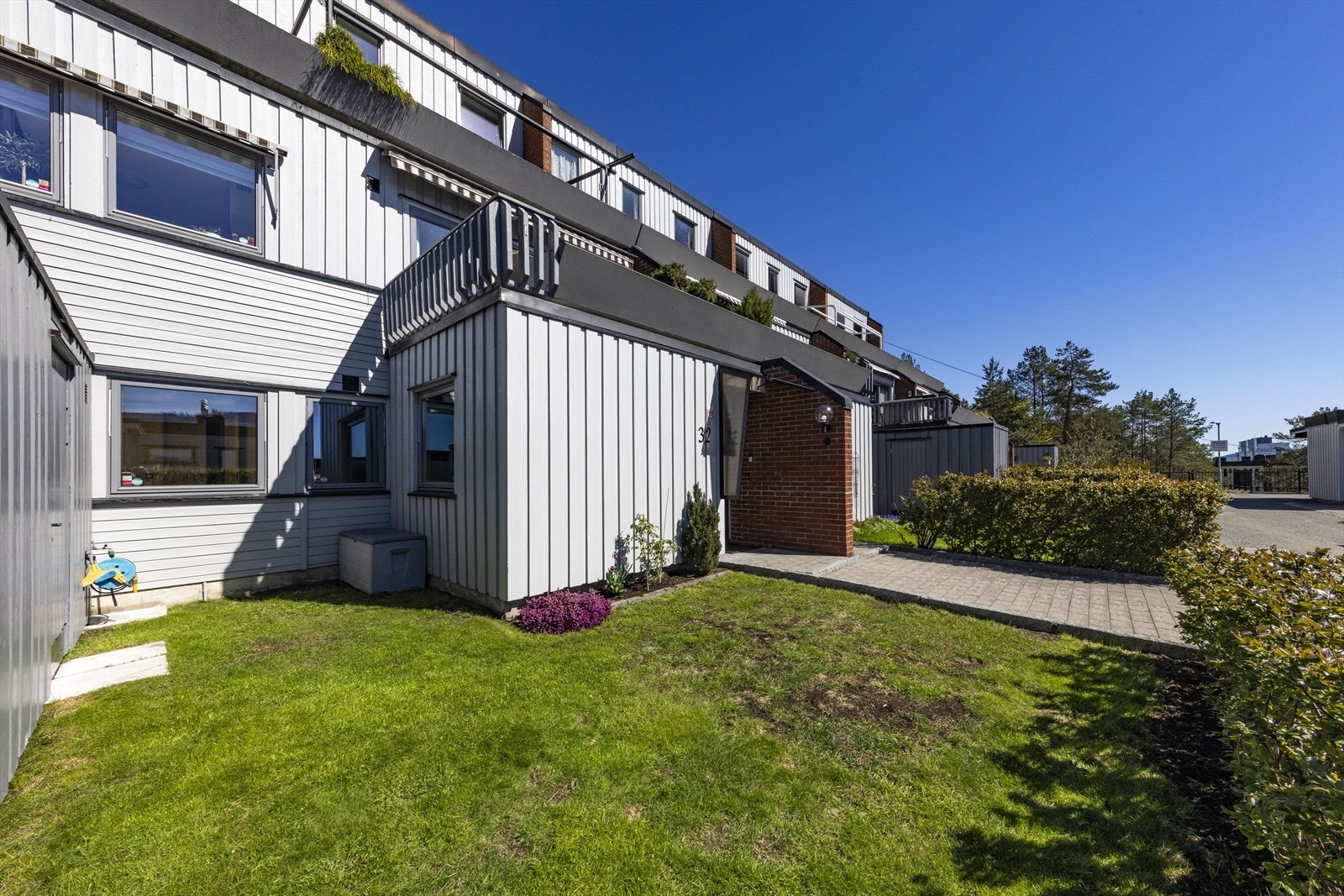 Til leiligheten hører også en praktisk utvendig bod ved inngangspartiet. Galleribilde