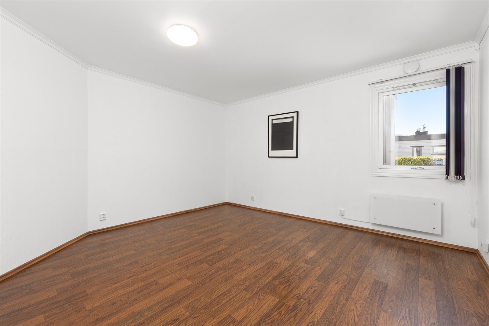 Svært romslig hovedsoverom med god plass for dobbeltseng, nattbord og gode garderobeløsninger. Galleribilde