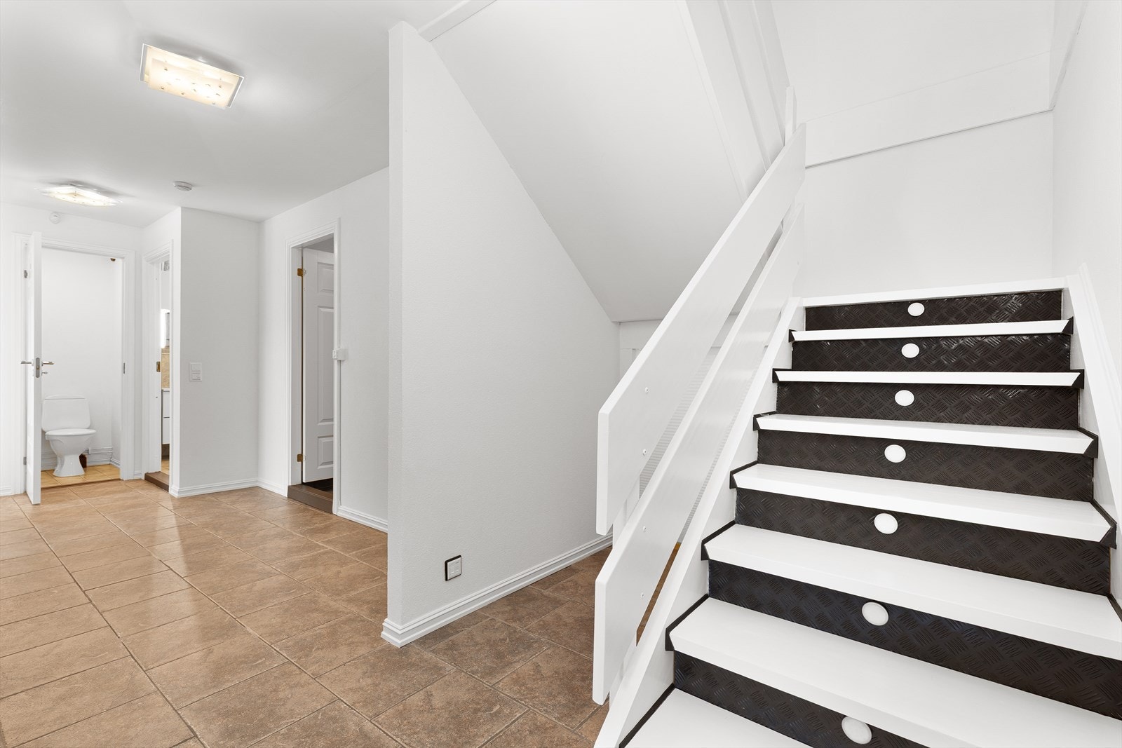Fra entreen leder trappen deg opp til boligens hovedetasje. Galleribilde