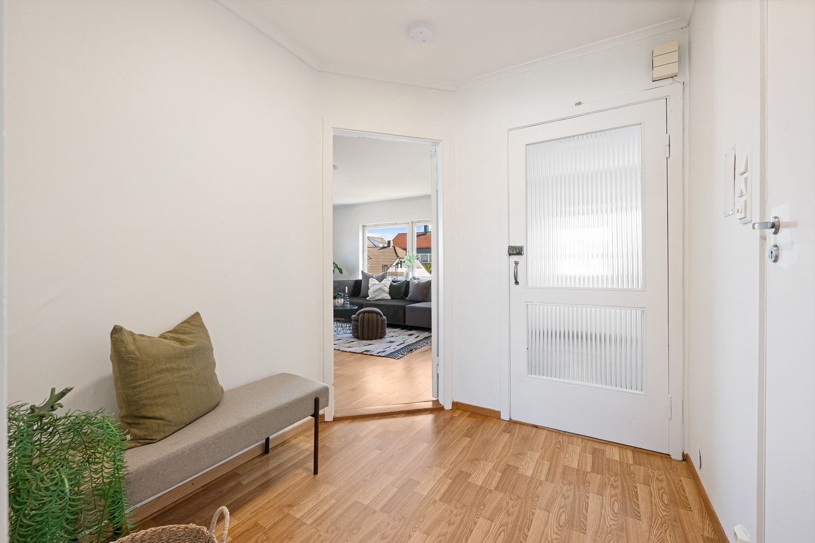 Fra entréen er det direkte tilgang til stuen. Gulvet er belagt med laminat. Galleribilde