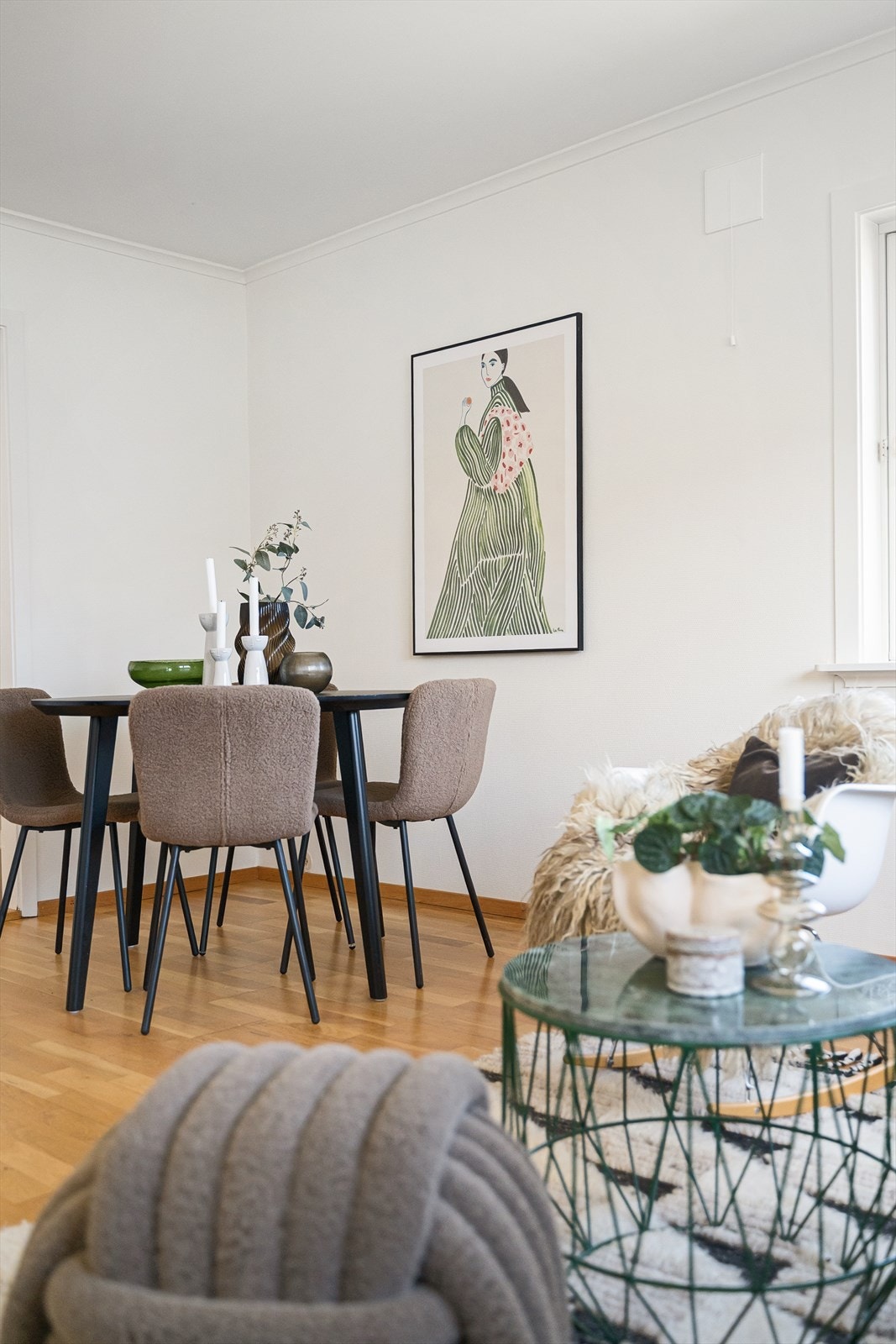 Rommet er enkelt å møblere med ulike soner for spising og avslapning. Galleribilde