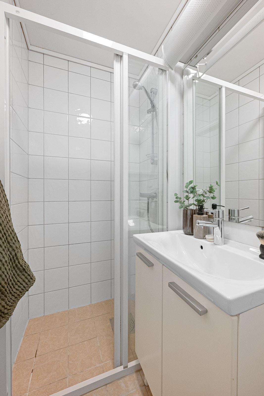 Her er det dusjhjørne med innfellbare vegger og servant med underskap. Galleribilde